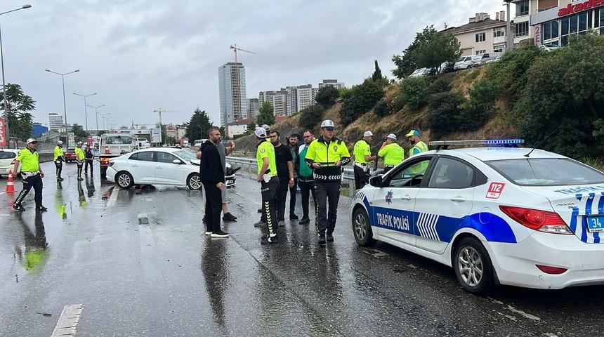 İstanbul Maltepe'de zincirleme kaza! 10 araç birbirine girdi, yaralılar var