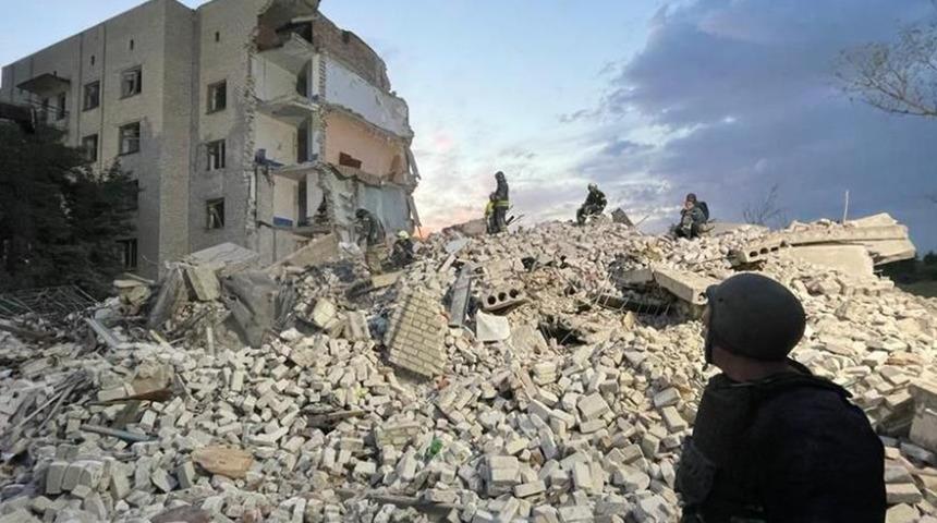 Rusya Ukrayna'da apartmanı vurdu! &Ouml;l&uuml; ve yaralılar var