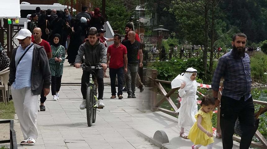 Uzungöl'e turist akını! 'Konaklayacak yer kalmadı'