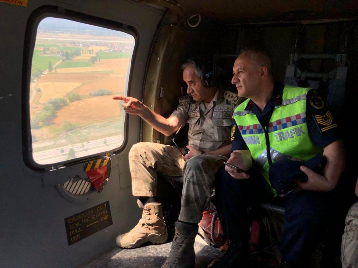 Erzincan'da jandarma ekipleri helikopterle bayram trafiğini denetledi
