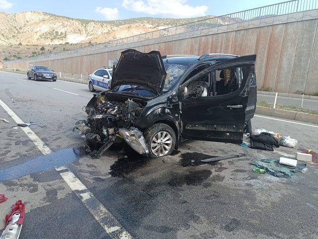 Sivas'ta beton duvara çarpan otomobildeki 4 kişi yaralandı