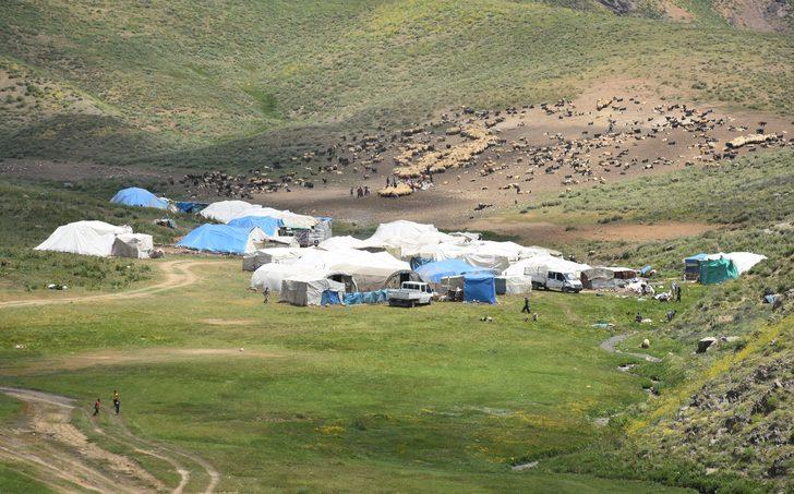 Hakkari'de hayvancılıkla uğraşan aileler 2 bin 800 rakımlı yaylada bayramlaştı G2