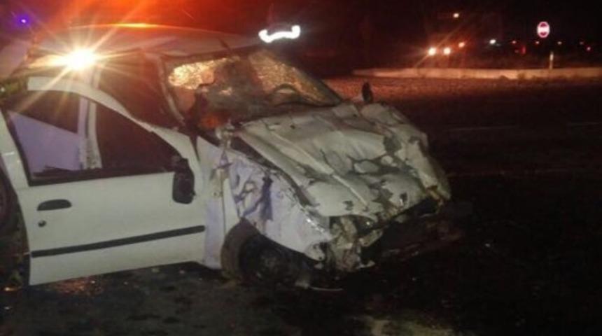 Tır dehşet sa&ccedil;tı! İki otomobille &ccedil;arpıştı...