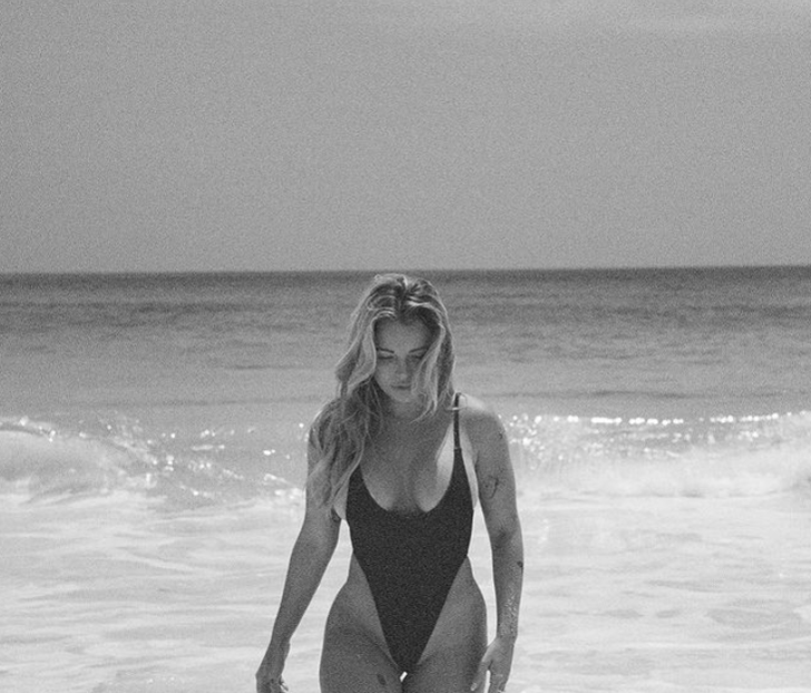 Sosyal medya fenomeni Kelly Kay, küçük bikisiniyle sere serpe kumlara uzandı! Tatil pozlarına yorum yağdı G2