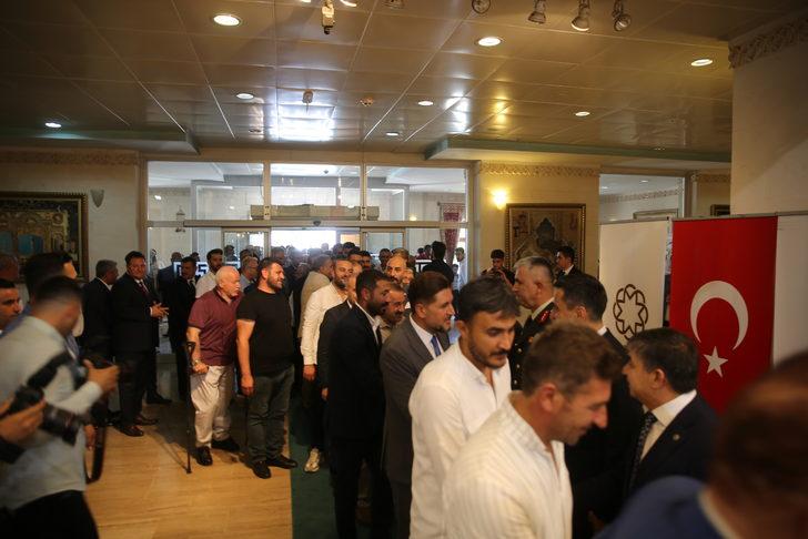 Mardin'de farklı dil ve dine mensup vatandaşlar bayramlaşma programında buluştu G1