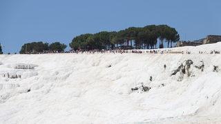 Pamukkale bayramda yoğun ziyaretçi ağırlıyor