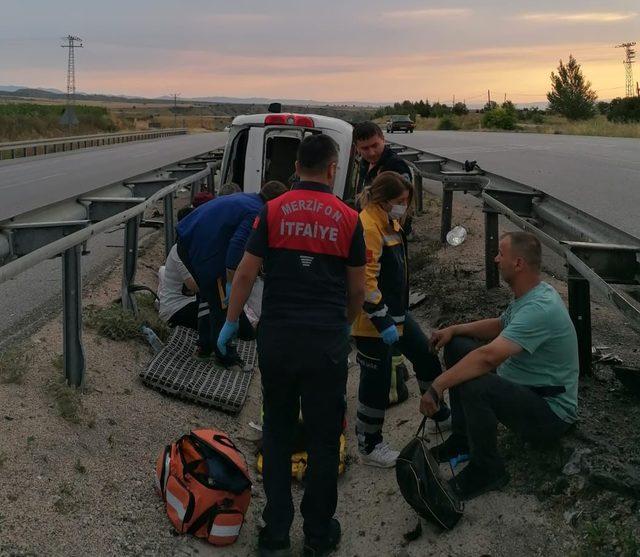 Amasya’da refüje devrilen otomobildeki 5 kişi yaralandı