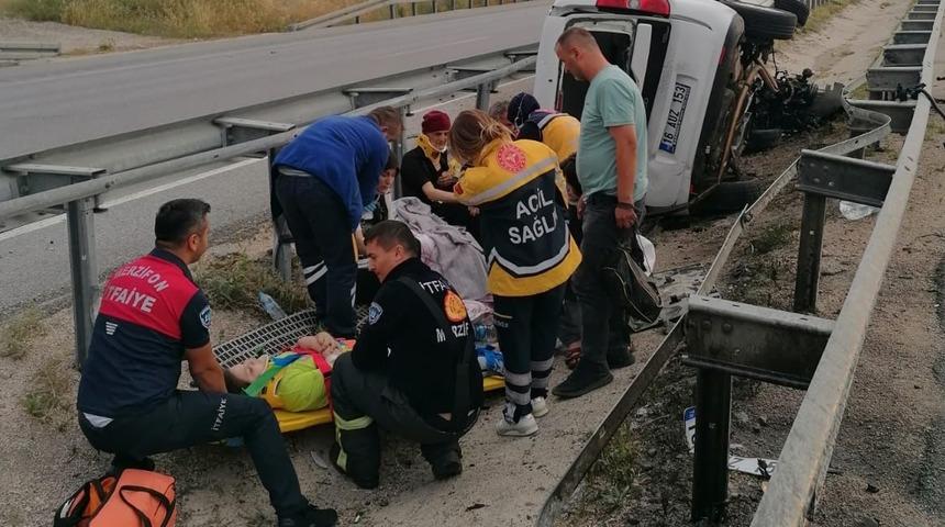 Amasya'da refüje devrilen otomobildeki 5 kişi yaralandı