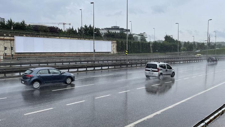 İstanbul'da İBB'nin kaldırdığı dikey bahçelerin yerine reklam panoları asıldı G4