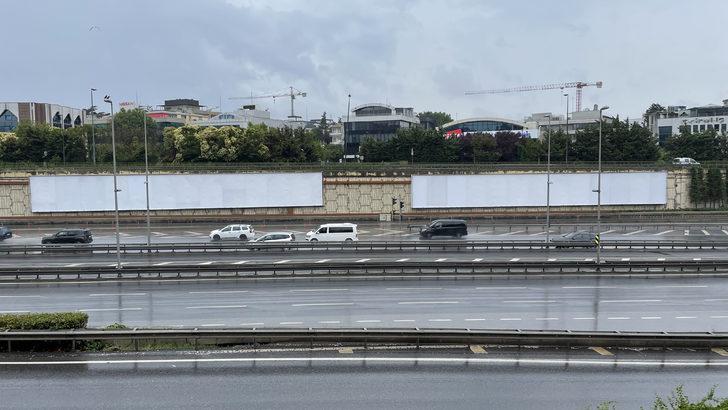 İstanbul'da İBB'nin kaldırdığı dikey bahçelerin yerine reklam panoları asıldı G5