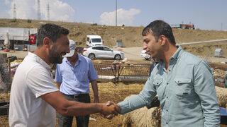 Başkentte bayramın ikinci günü kurban pazarlarındaki yoğunluk devam etti