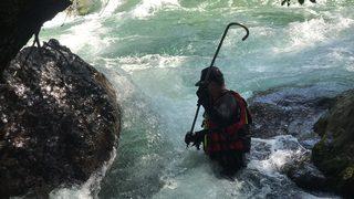 Müküs Çayı'na düşen hemşireyi arama çalışmaları sürüyor