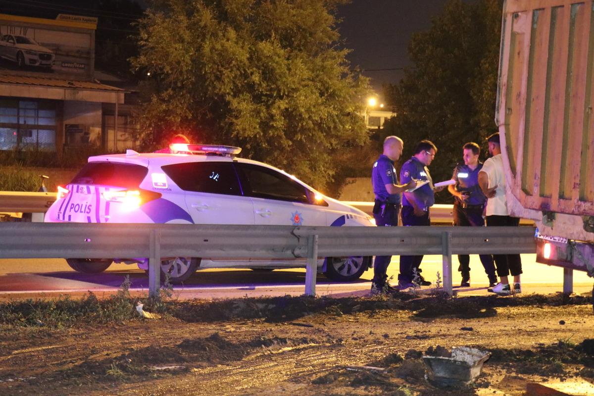 Sakarya'da trafikte birbirine ateş a&ccedil;an iki s&uuml;r&uuml;c&uuml; yaralandı