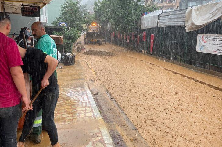 İstanbul'da etkili olan yağışta bazı ev ve iş yerlerini su bastı G2