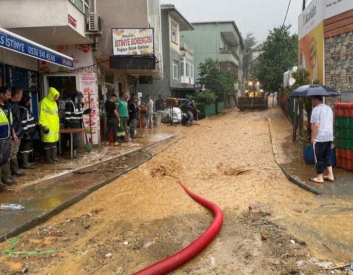İstanbul'da etkili olan yağışta bazı ev ve iş yerlerini su bastı G3