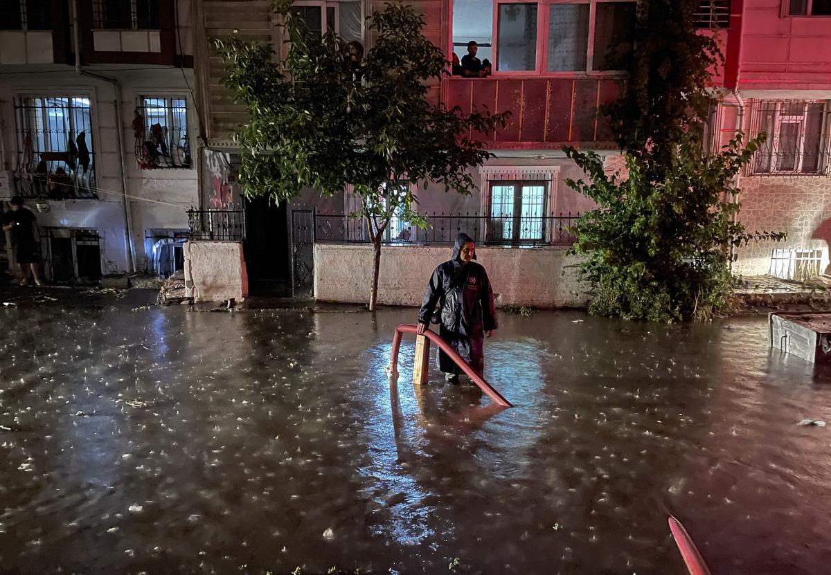 İstanbul'da gece etkili olan sağanakta dakikada 65 şimşek &ccedil;aktı