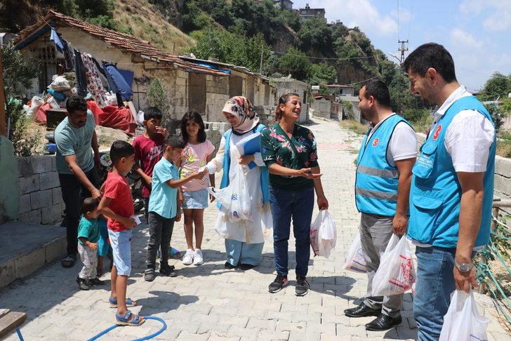 Türkiye Diyanet Vakfı, Hatay'da ihtiyaç sahibi ailelere kurban eti dağıttı G4
