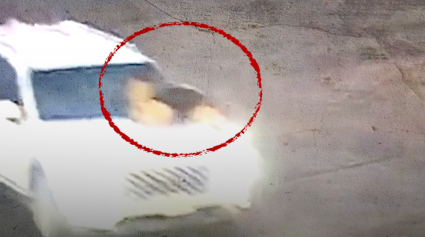 Akılalmaz hırsızlık! Arabanın içinde çocuklar varken çalmak istedi, anne kaputa çıkarak durdurmaya çalıştı