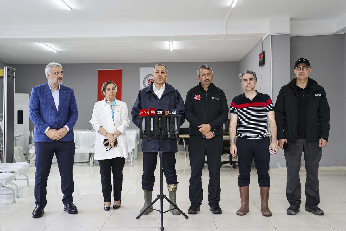 İstanbul Valisi Yerlikaya, selden etkilenen Esenyurt'ta konuştu:
