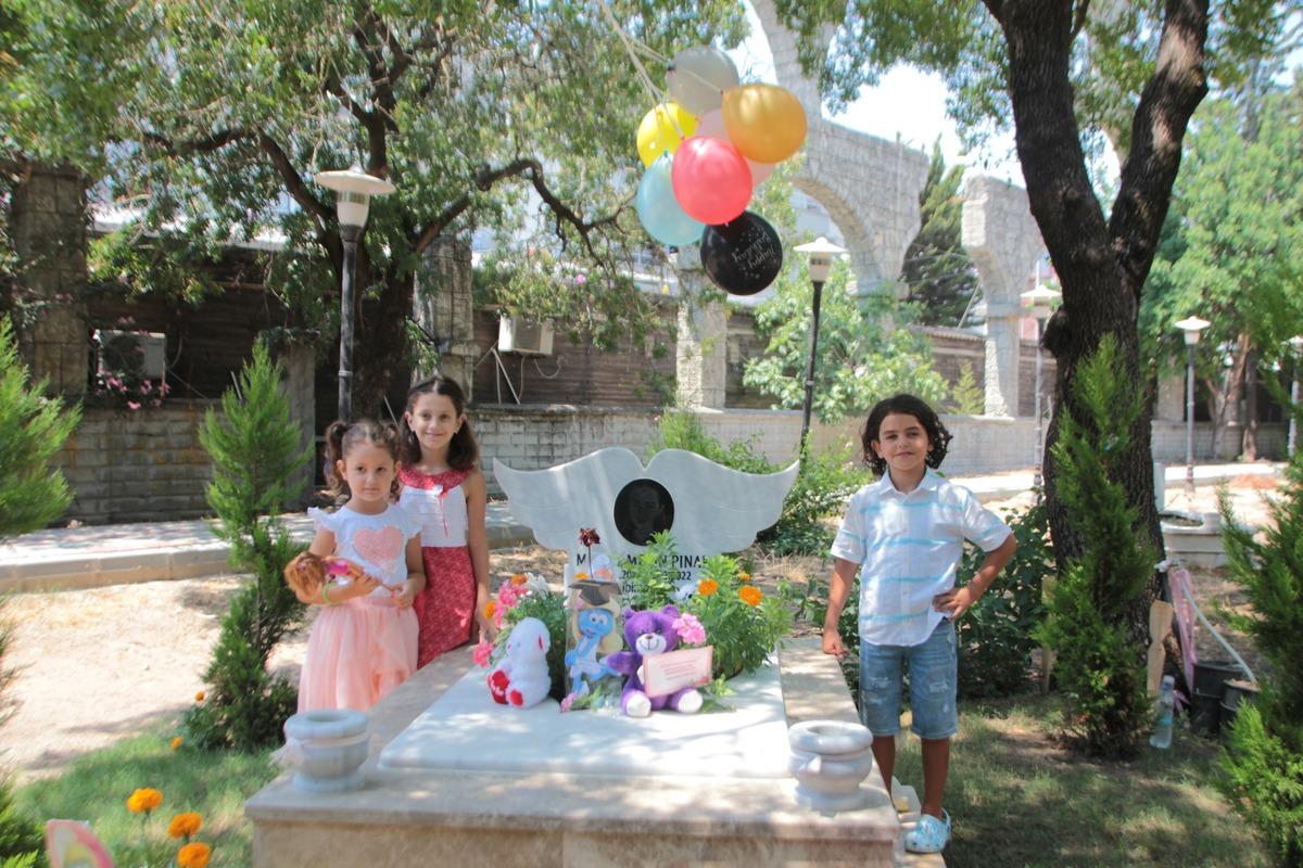 Sahipsiz k&ouml;peklerden ka&ccedil;arken hayatını kaybeden &ccedil;ocuk, mezarı başında anıldı