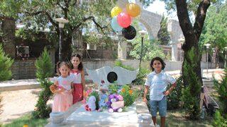 Sahipsiz köpeklerden kaçarken hayatını kaybeden çocuk, mezarı başında anıldı