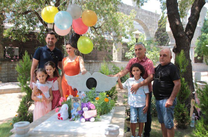 Sahipsiz köpeklerden kaçarken hayatını kaybeden çocuk, mezarı başında anıldı G2