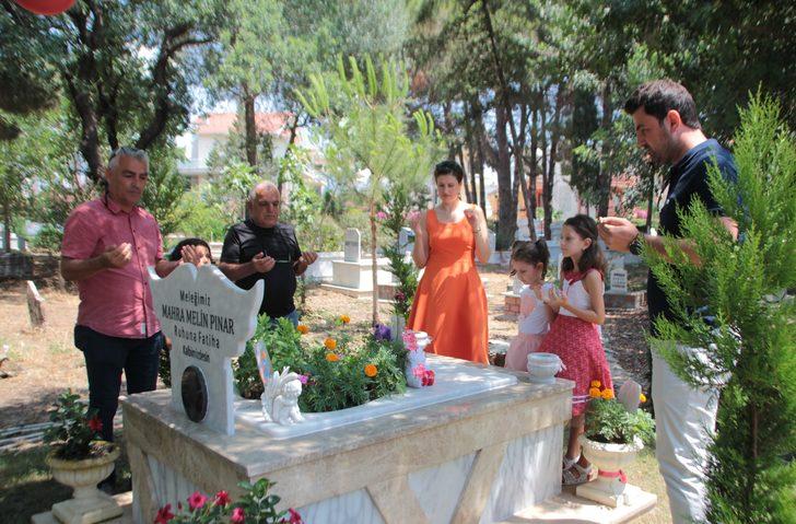 Sahipsiz köpeklerden kaçarken hayatını kaybeden çocuk, mezarı başında anıldı G3