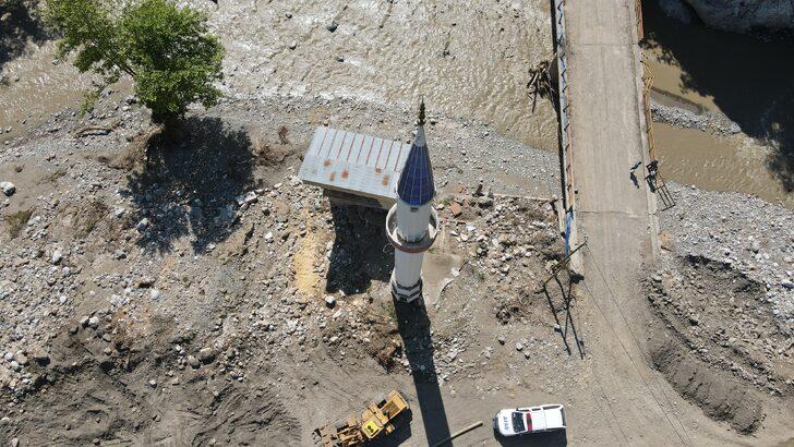 Kastamonu'da camisi yıkılan minare iki selde de ayakta kaldı G3