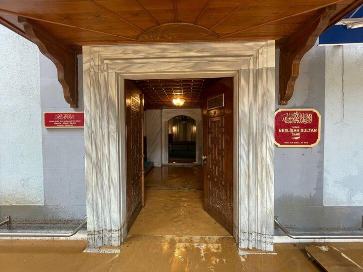 İstanbul'daki yağışta Sarıyer'deki bir camiyi su bastı G1