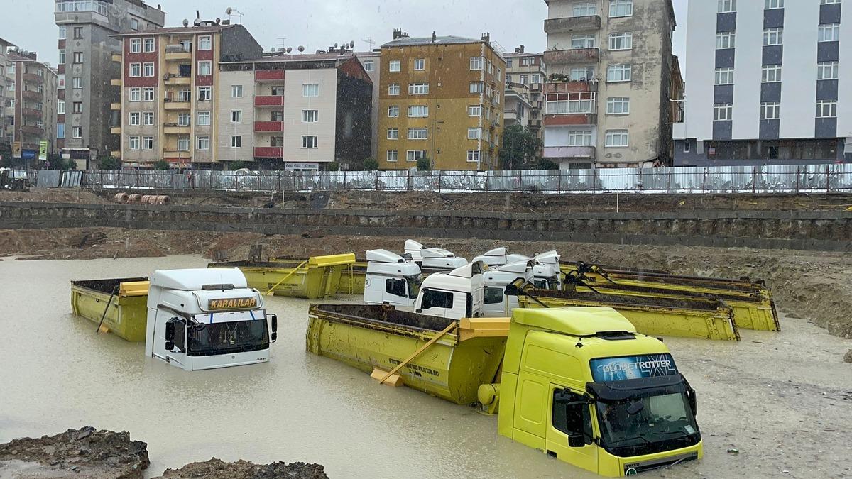 İstanbul'da yağış etkisini s&uuml;rd&uuml;r&uuml;yor