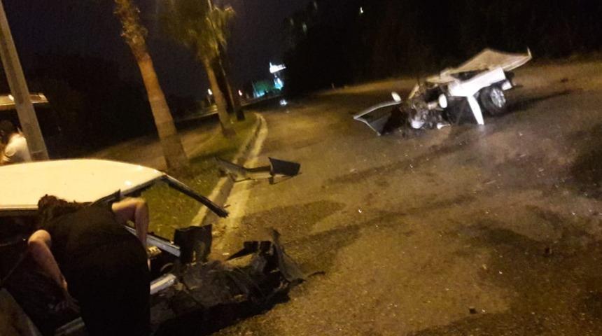 Antalya'da feci kaza! Otomobil palmiyeye çarparak ikiye bölündü