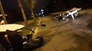 Antalya'da feci kaza! Otomobil palmiyeye çarparak ikiye bölündü