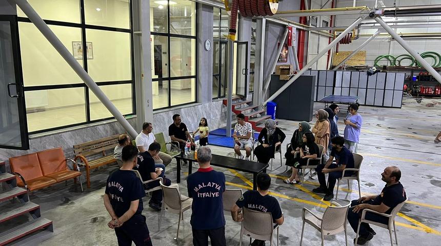 Malatya'da yangından dönen itfaiye personeline sürpriz doğum günü kutlaması