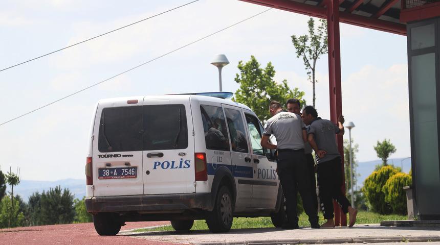 Kayseri'de gölette boğulma tehlikesi geçiren iki kardeşi güvenlik görevlisi kurtardı