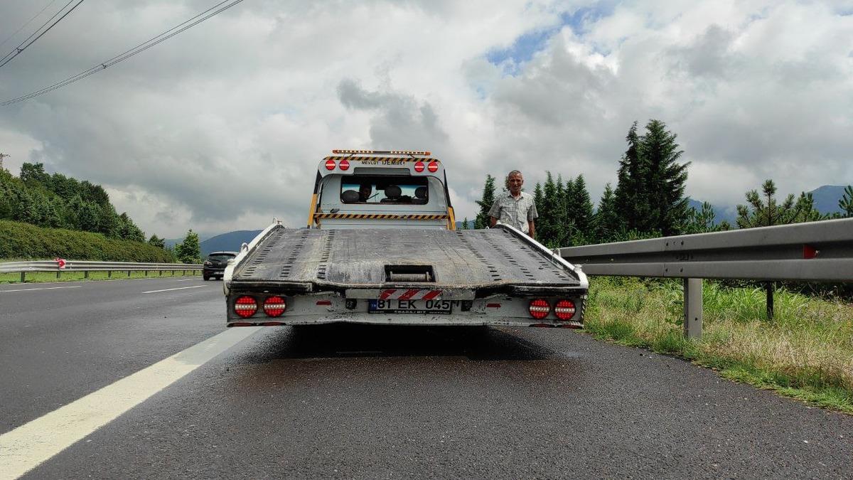 D&uuml;zce'de oto kurtarıcıdan d&uuml;şen araca &ccedil;arpan otomobildeki 5 kişi yaralandı