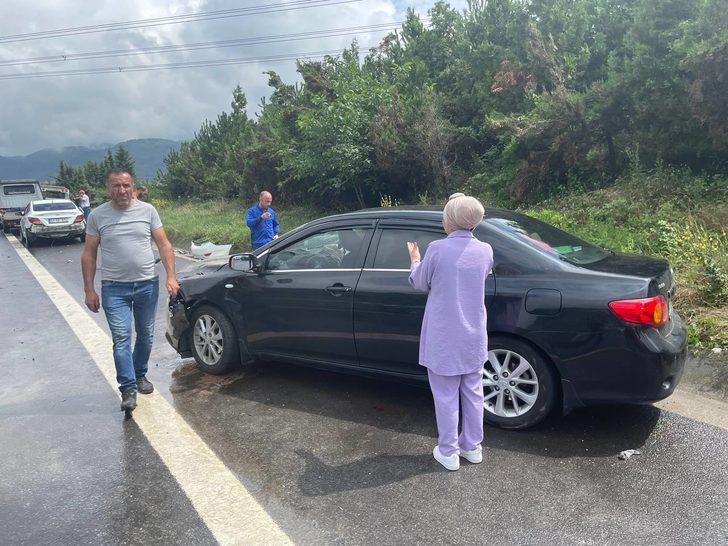 Düzce'de oto kurtarıcıdan düşen araca çarpan otomobildeki 5 kişi yaralandı G2
