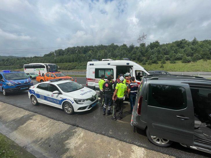 GÜNCELLEME - Düzce'de oto kurtarıcıdan düşen araca çarpan otomobildeki 1 kişi öldü, 4 kişi yaralandı G1