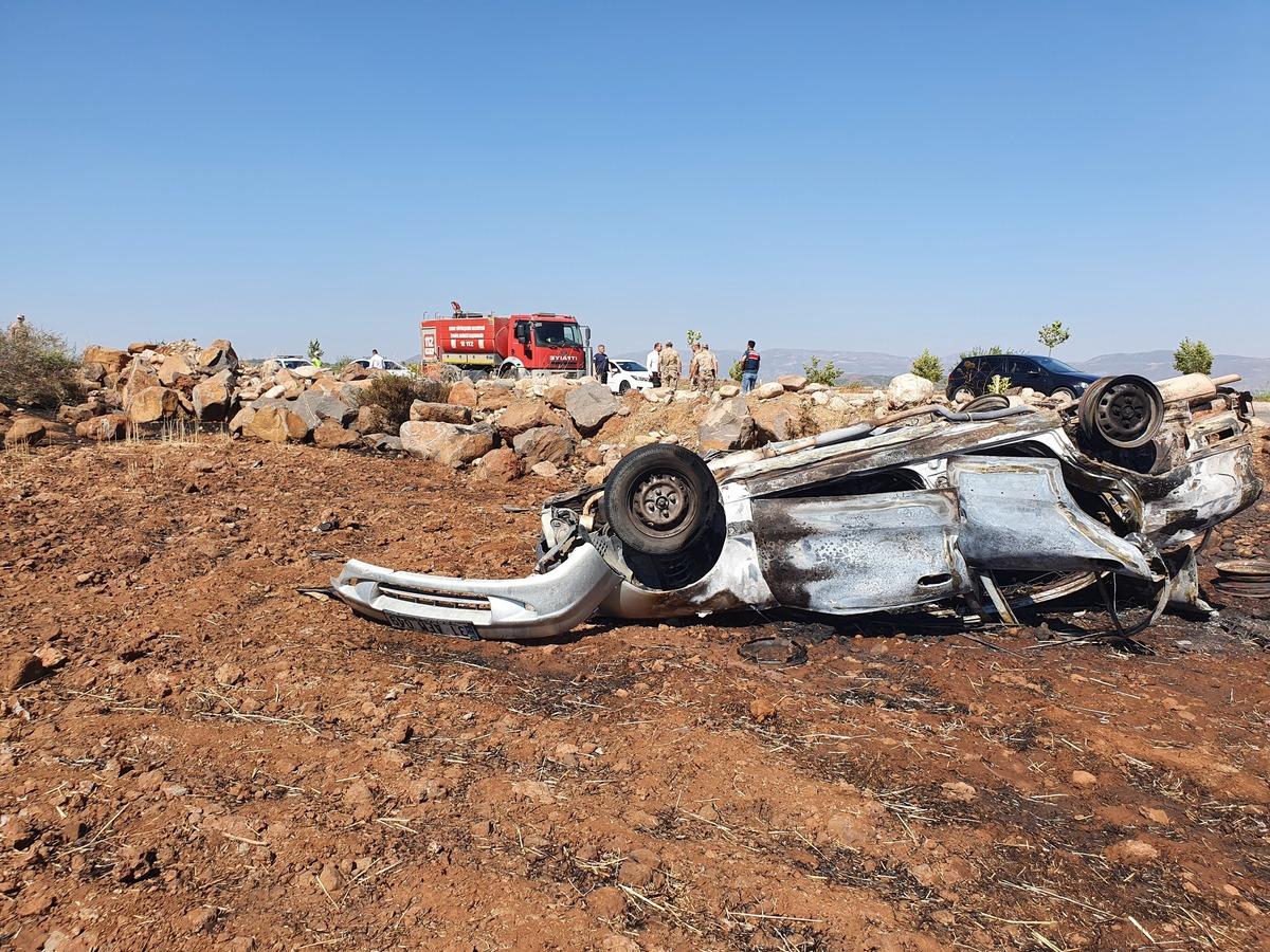 Hatay'da devrildikten sonra alev alan otomobildeki 4 kişi &ouml;ld&uuml;, 2 kişi yaralandı