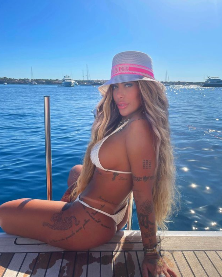 Neymar’ın kız kardeşi Rafaella Santos’un lüks teknedeki pozları sosyal medyayı salladı! Bir bakan bir daha baktı G4