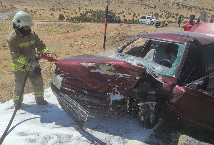 Mardin'de çarpışan 2 otomobildeki 4'ü çocuk 10 kişi yaralandı G2