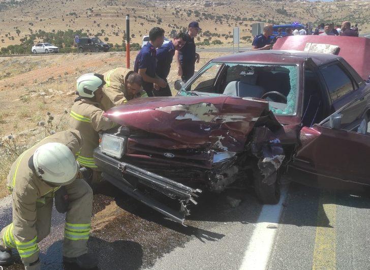 Mardin'de çarpışan 2 otomobildeki 4'ü çocuk 10 kişi yaralandı G3