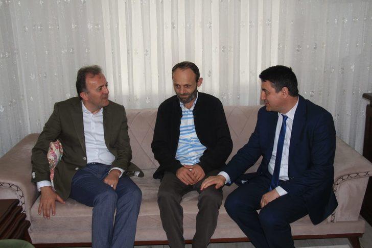 Bakan Yardımcısı Duran, Sakarya'da bayram ziyaretlerinde bulundu G1