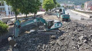 Kastamonu'da selin izinin silinmesi için Kurban Bayramı'nda da çalışmalar sürüyor