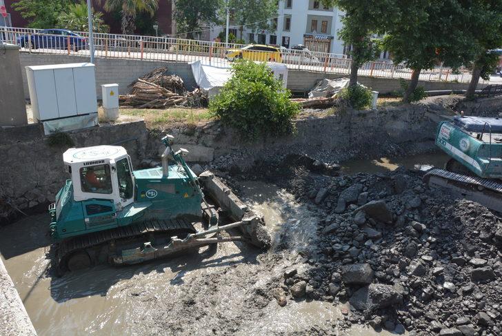 Kastamonu'da selin izinin silinmesi için Kurban Bayramı'nda da çalışmalar sürüyor G2