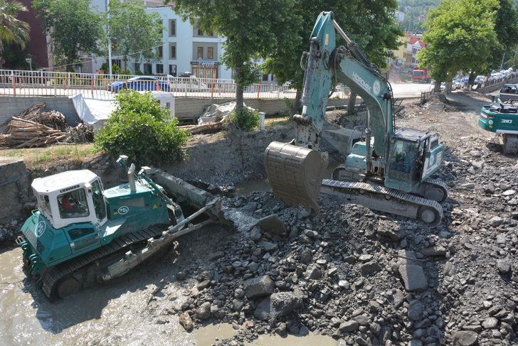 Kastamonu'da selin izinin silinmesi için Kurban Bayramı'nda da çalışmalar sürüyor G3