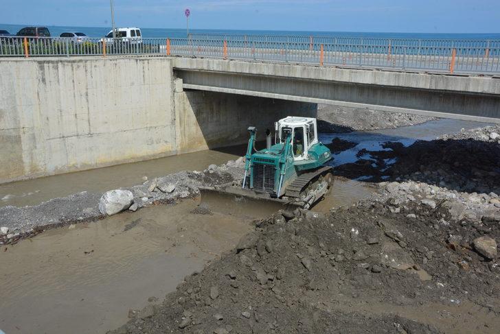 Kastamonu'da selin izinin silinmesi için Kurban Bayramı'nda da çalışmalar sürüyor G4