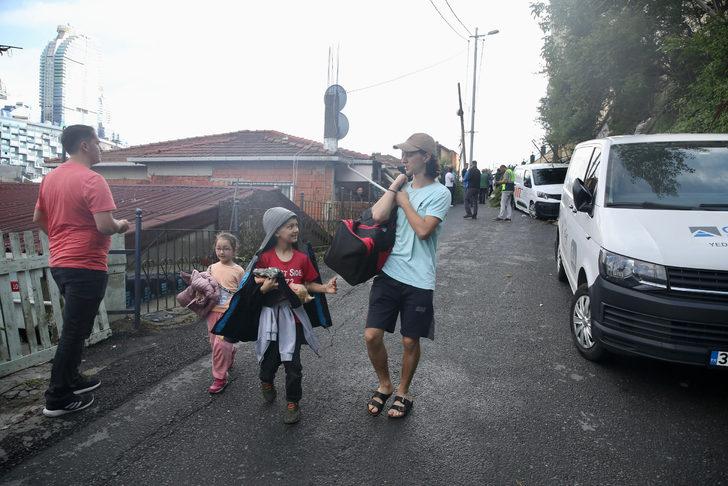 Sarıyer'de bir apartmanın çöken istinat duvarı iki aracın üzerine düştü G1