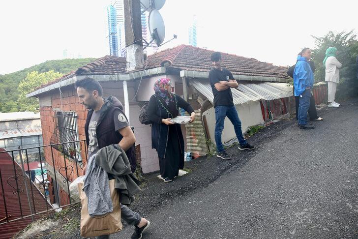 Sarıyer'de bir apartmanın çöken istinat duvarı iki aracın üzerine düştü G2