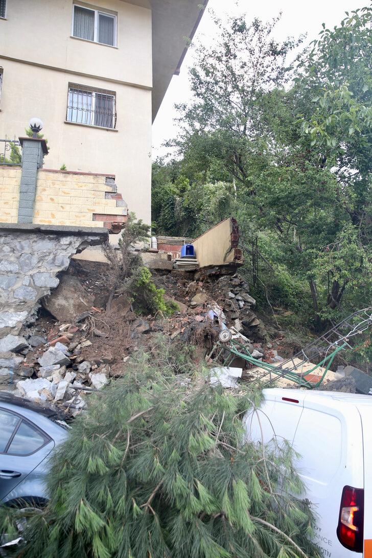 Sarıyer'de bir apartmanın çöken istinat duvarı iki aracın üzerine düştü G3