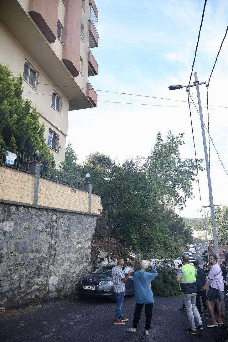 Sarıyer'de bir apartmanın çöken istinat duvarı iki aracın üzerine düştü G4